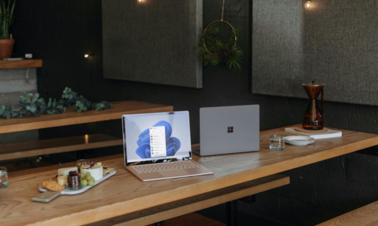 Profesionales analizando datos financieros en sesión de trabajo colaborativo